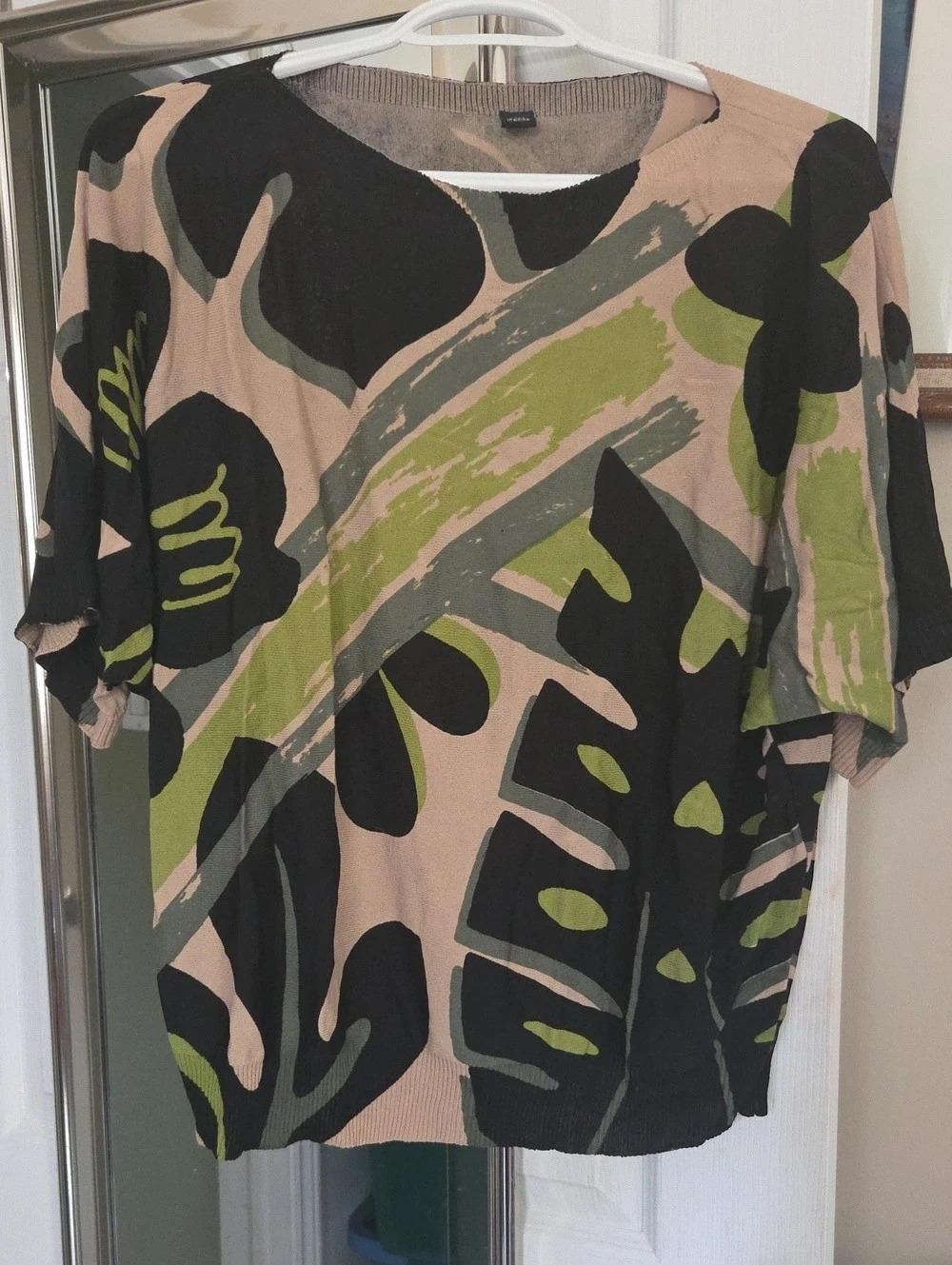 Abstract Short Sleeve Top in Black & Tan Like New
